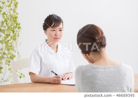 Counseling a troubled woman Counseling a troubled woman 46689395
