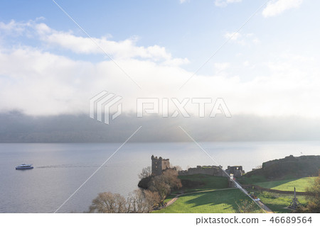 Urkat城堡和尼斯湖在蘇格蘭,英國 Urkat城堡和尼斯湖在蘇格蘭,英國 46689564