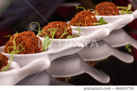 Portion giving of a cauliflower in crackers with g Portion giving of a cauliflower in crackers with g 46689738