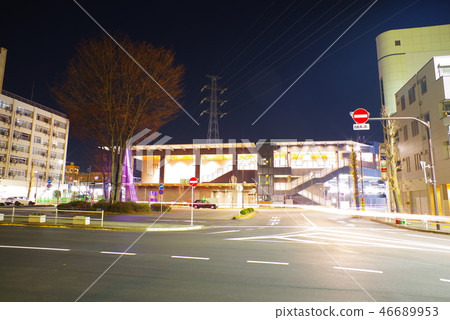 JR青梅線的Higashi Nakagami站在晚上 46689953