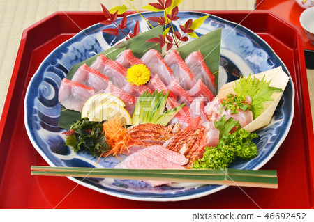 用金色眉毛刺酒清酒 用金色眉毛刺酒清酒 46692452