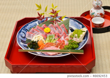 用金色眉毛刺酒清酒 用金色眉毛刺酒清酒 46692453