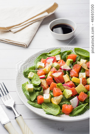 Poke Hawaiian salad with salmon, avocado spinach Poke Hawaiian salad with salmon, avocado spinach 46693500