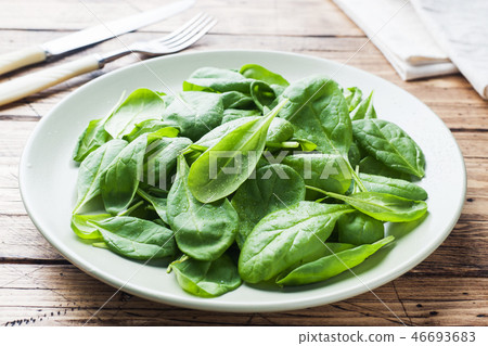 Fresh spinach leaves in bowl  46693683