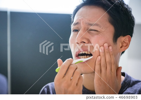 A young Japanese man who suffers from tooth decay hurts 46698903