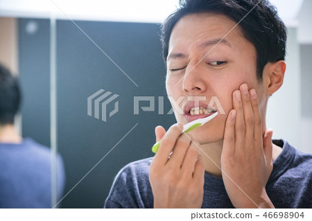 一個患有蛀牙的年輕日本人受傷了 一個患有蛀牙的年輕日本人受傷了 46698904