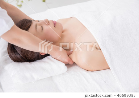 Women who receive esthetic 46699383