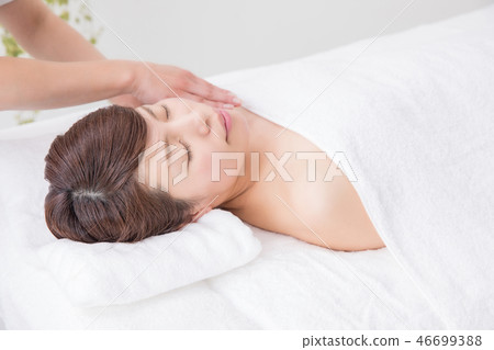 Women who receive esthetic 46699388