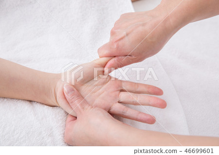 Hand massage 46699601