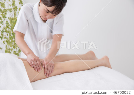 woman getting a massage woman getting a massage 46700032