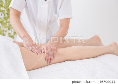 woman getting a massage woman getting a massage 46700033