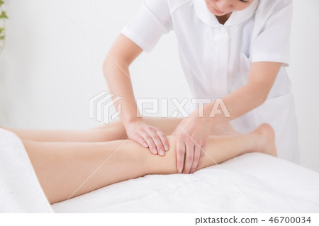 woman getting a massage 46700034