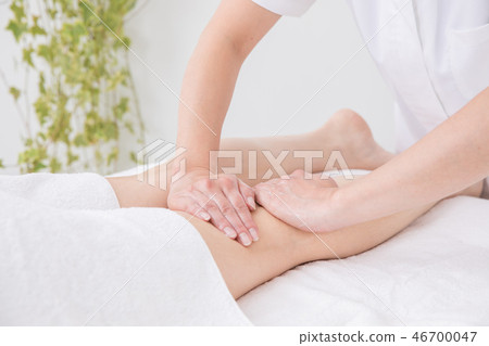 woman getting a massage 46700047