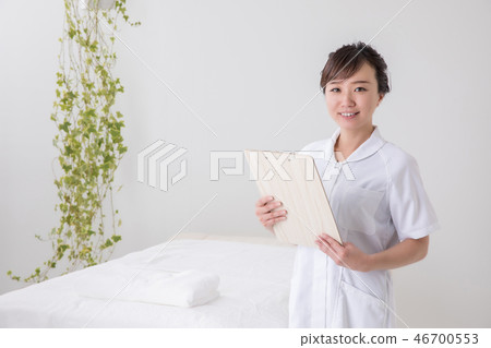 手術室和女性工作人員 46700553