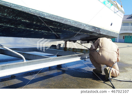 Clean the barnacles on the bottom of the ship Clean the barnacles on the bottom of the ship 46702107