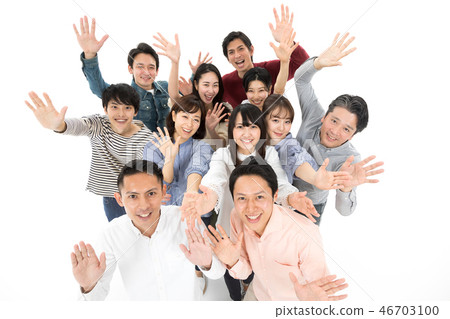 休閒男女20年代和40年代斜坡手傳播歡迎高壓 休閒男女20年代和40年代斜坡手傳播歡迎高壓 46703100