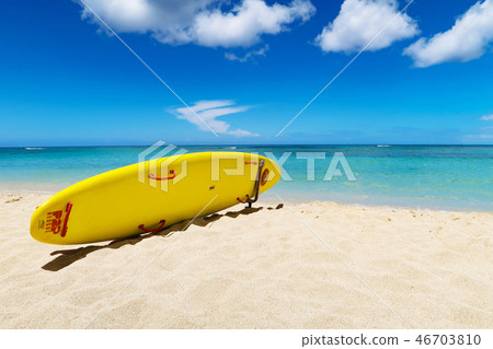 藍色的大海和衝浪板 藍色的大海和衝浪板 46703810