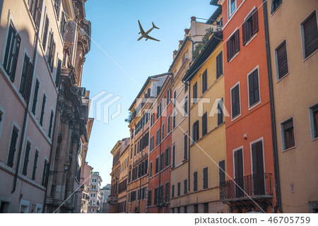plane flies over the ancient streets of Rome 46705759