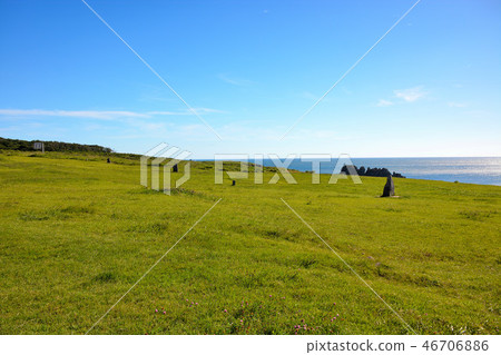 東北，秋田，Idozaki，Namahage Oga半島，40度北緯紀念碑點綴在燈塔周圍的草地上（12） 46706886