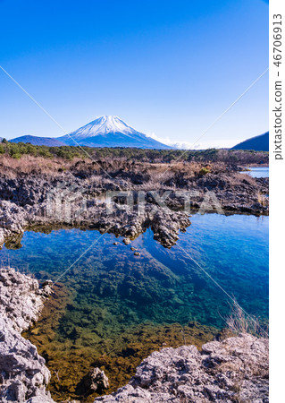 (山梨縣)從本莊湖的熔岩地區看到的富士山 (山梨縣)從本莊湖的熔岩地區看到的富士山 46706913