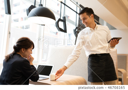 在咖啡館工作的女商人 46708165