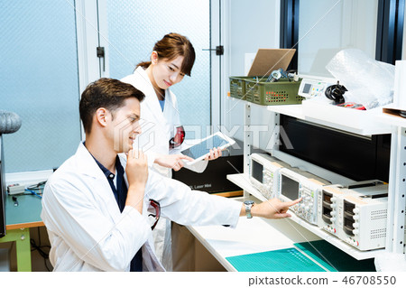 研究員在實驗室工作 46708550