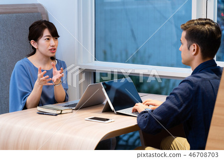 婦女和男子見面 46708703