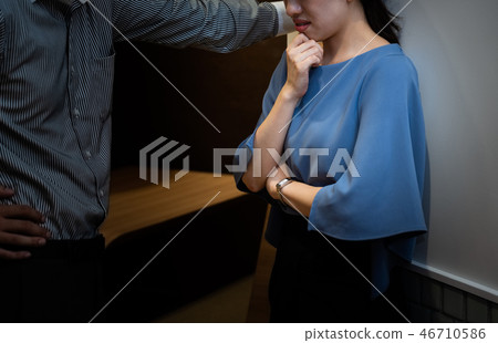 A woman wandering to men, the wall Don A woman wandering to men, the wall Don 46710586