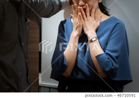 A woman wandering to men, the wall Don A woman wandering to men, the wall Don 46710591