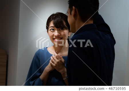 A woman wandering to men, the wall Don A woman wandering to men, the wall Don 46710595