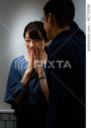 A woman wandering to men, the wall Don A woman wandering to men, the wall Don 46710596