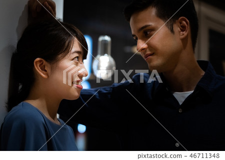 A woman wandering to men, the wall Don 46711348