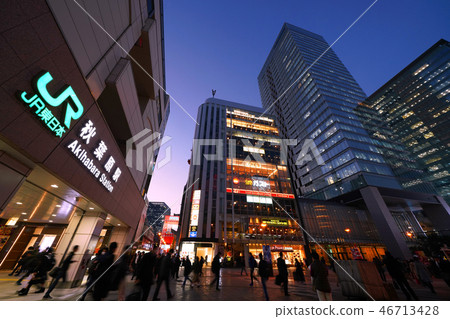 在日本的東京都市風景我想看到成為東京秋葉原站前的商業區的城市景觀 在日本的東京都市風景我想看到成為東京秋葉原站前的商業區的城市景觀 46713428