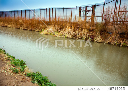 US border fence to Mexico at El Paso US border fence to Mexico at El Paso 46715035