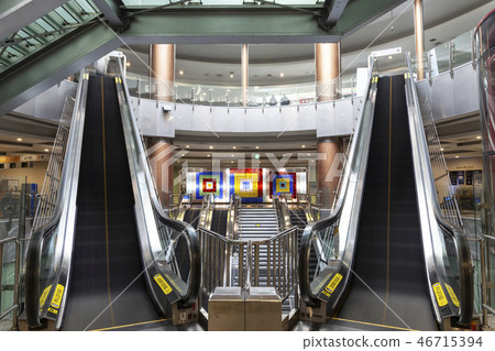 escalator escalator 46715394