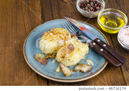 Cepelinai Potatoes with meat gravy 46716174