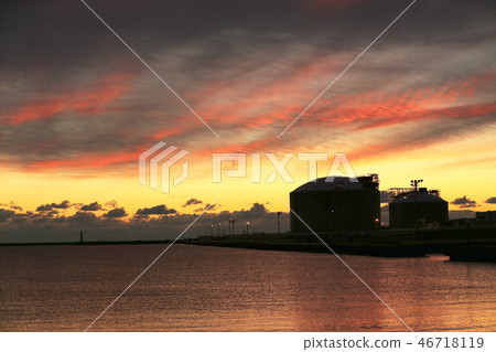 日立港油箱在12月底的早晨 46718119