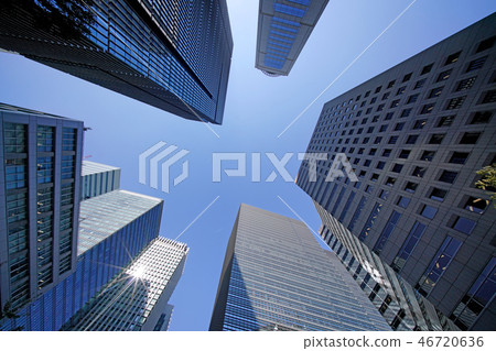 日本的東京都市風景我想看到在大手町的摩天大樓和建築物中反射的陽光（屏幕底部中心的大手町廣場） 46720636