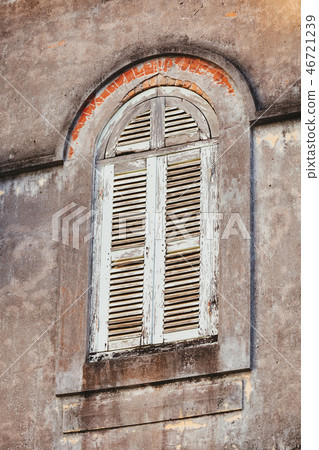 Windows of Old Colonial building. 46721239