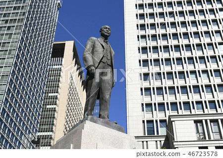 日本的東京都市風景商業區域:在東京站Maru內的車站廣場重新建立的“日本鐵路之父”的銅像 日本的東京都市風景商業區域:在東京站Maru內的車站廣場重新建立的“日本鐵路之父”的銅像 46723578