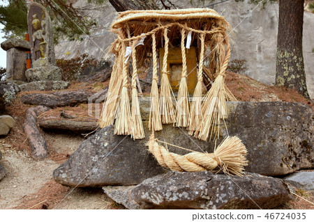 Donojin旁邊的茅草屋頂的雙體Doso-jin Donojin旁邊的茅草屋頂的雙體Doso-jin 46724035