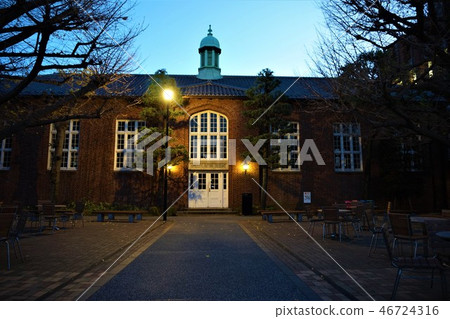 Night view of a brick building (Rikkyo University Daiichin Cafeteria) Night view of a brick building (Rikkyo University Daiichin Cafeteria) 46724316