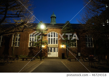 磚建築的夜景(Rikkyo University Daiichin Cafeteria) 磚建築的夜景(Rikkyo University Daiichin Cafeteria) 46724318