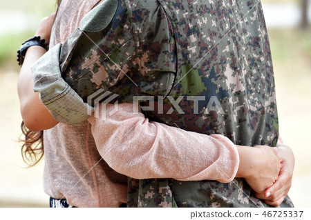 Army soldiers meet and meet Army soldiers meet and meet 46725337