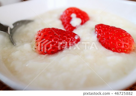 Yogurt with strawberries Yogurt with strawberries 46725882