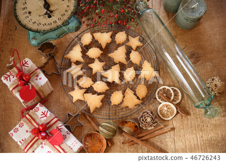 Making cookies Making cookies 46726243