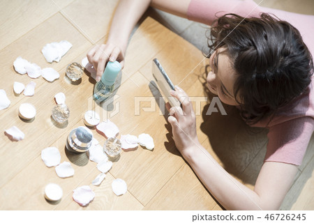 與智能手機的少婦化妝秀麗射擊 與智能手機的少婦化妝秀麗射擊 46726245