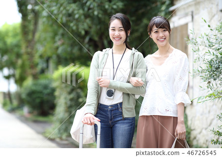 A woman to travel A woman to travel 46726545