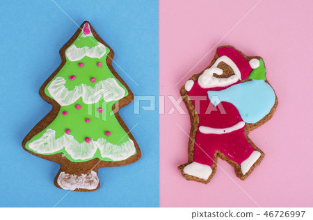 Christmas home cakes on colored paper background Christmas home cakes on colored paper background 46726997