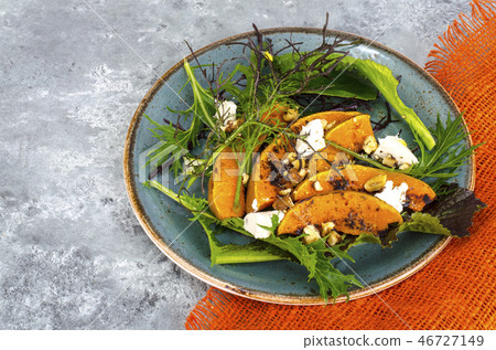 Salads with pumpkin, goat cheese and walnuts Salads with pumpkin, goat cheese and walnuts 46727149